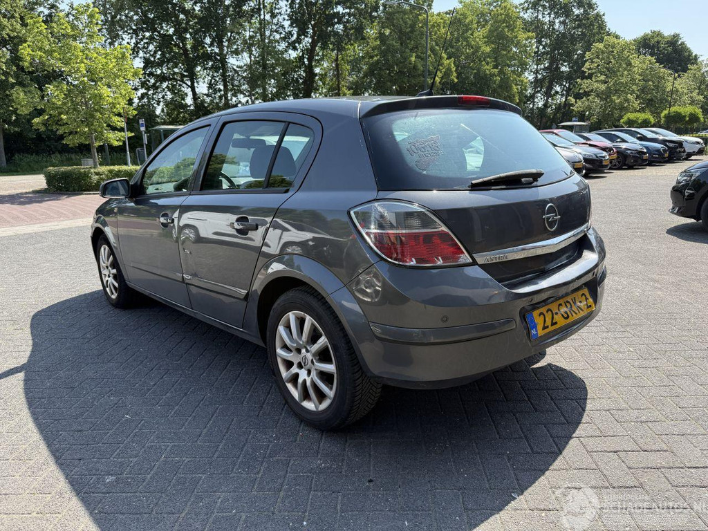 53704938-4.jpg